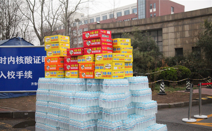 2月25日，山東金格瑞機械有限公司派代表來到齊魯師范學院捐贈防疫物資，保障校園防疫物品備足備齊，助力學校的疫情防控工作。