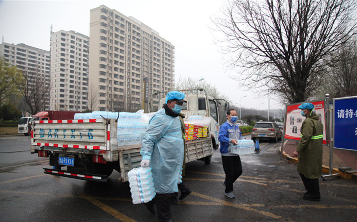 2月25日，山東金格瑞機械有限公司派代表來到齊魯師范學院捐贈防疫物資，保障校園防疫物品備足備齊，助力學校的疫情防控工作。