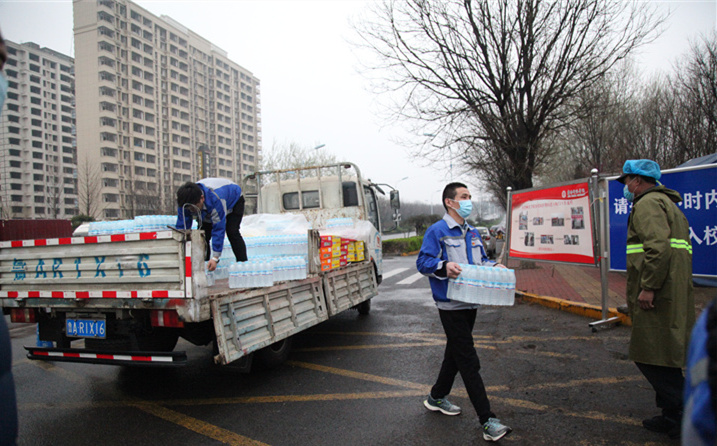 2月25日，山東金格瑞機械有限公司派代表來到齊魯師范學院捐贈防疫物資，保障校園防疫物品備足備齊，助力學校的疫情防控工作。