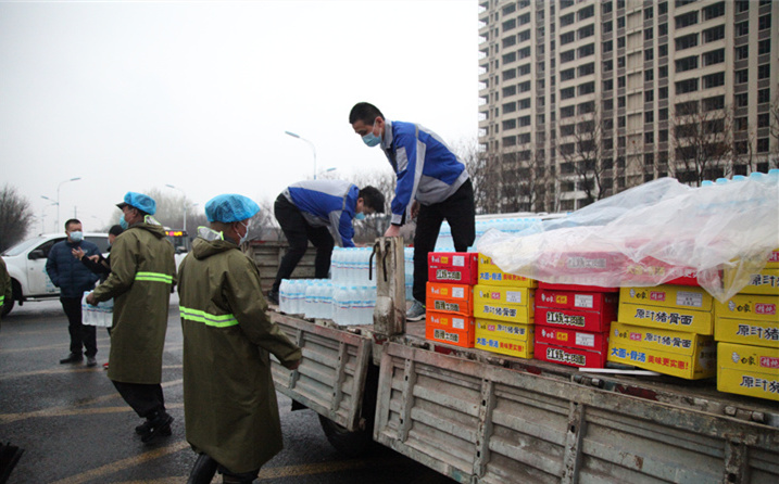 2月25日，山東金格瑞機械有限公司派代表來到齊魯師范學院捐贈防疫物資，保障校園防疫物品備足備齊，助力學校的疫情防控工作。