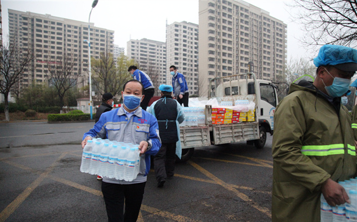 2月25日，山東金格瑞機械有限公司派代表來到齊魯師范學院捐贈防疫物資，保障校園防疫物品備足備齊，助力學校的疫情防控工作。