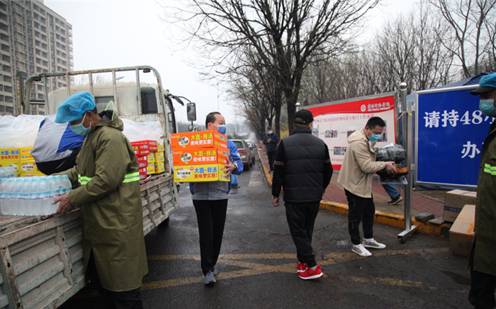 2月25日，山東金格瑞機械有限公司派代表來到齊魯師范學院捐贈防疫物資，保障校園防疫物品備足備齊，助力學校的疫情防控工作。