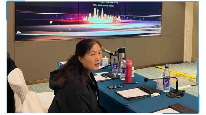 集團(tuán)財(cái)務(wù)總監(jiān)劉清華在聽(tīng)取了銷售部門(mén)的數(shù)據(jù)對(duì)比與銷售人員的分析后，她提出應(yīng)該加強(qiáng)客戶的銷售服務(wù)