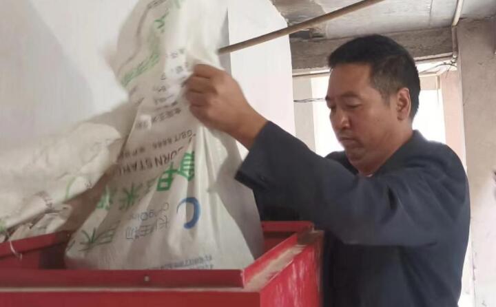 煙農為“料斗”添加木屑顆粒機的生物質顆粒燃料 煙農為“料斗”添加木屑顆粒機的生物質顆粒燃料