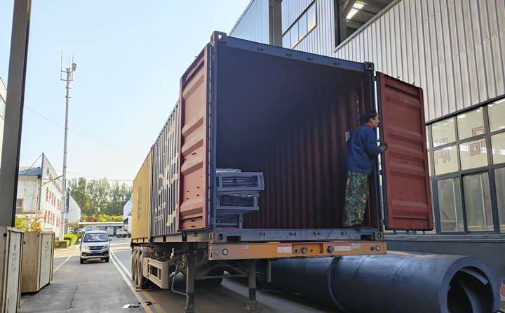 顆粒機(jī)生產(chǎn)線正在裝車 顆粒機(jī)生產(chǎn)線正在裝車